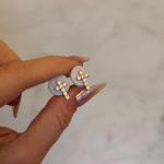 BRINCO CRUZ MOISSANITE B. OURO GLAM